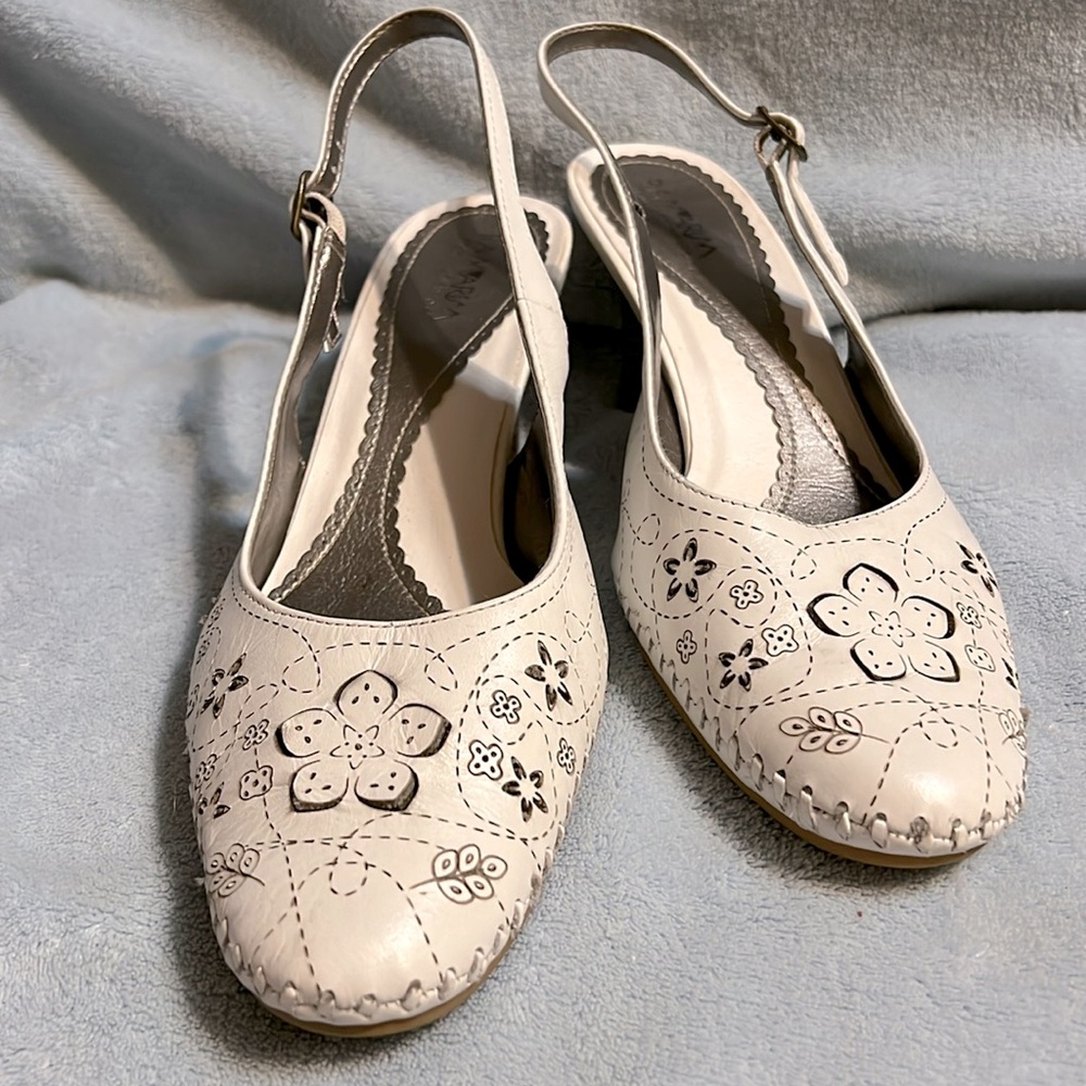 Ramarim Ladies Heels Size 8 White with Cutout Flowers